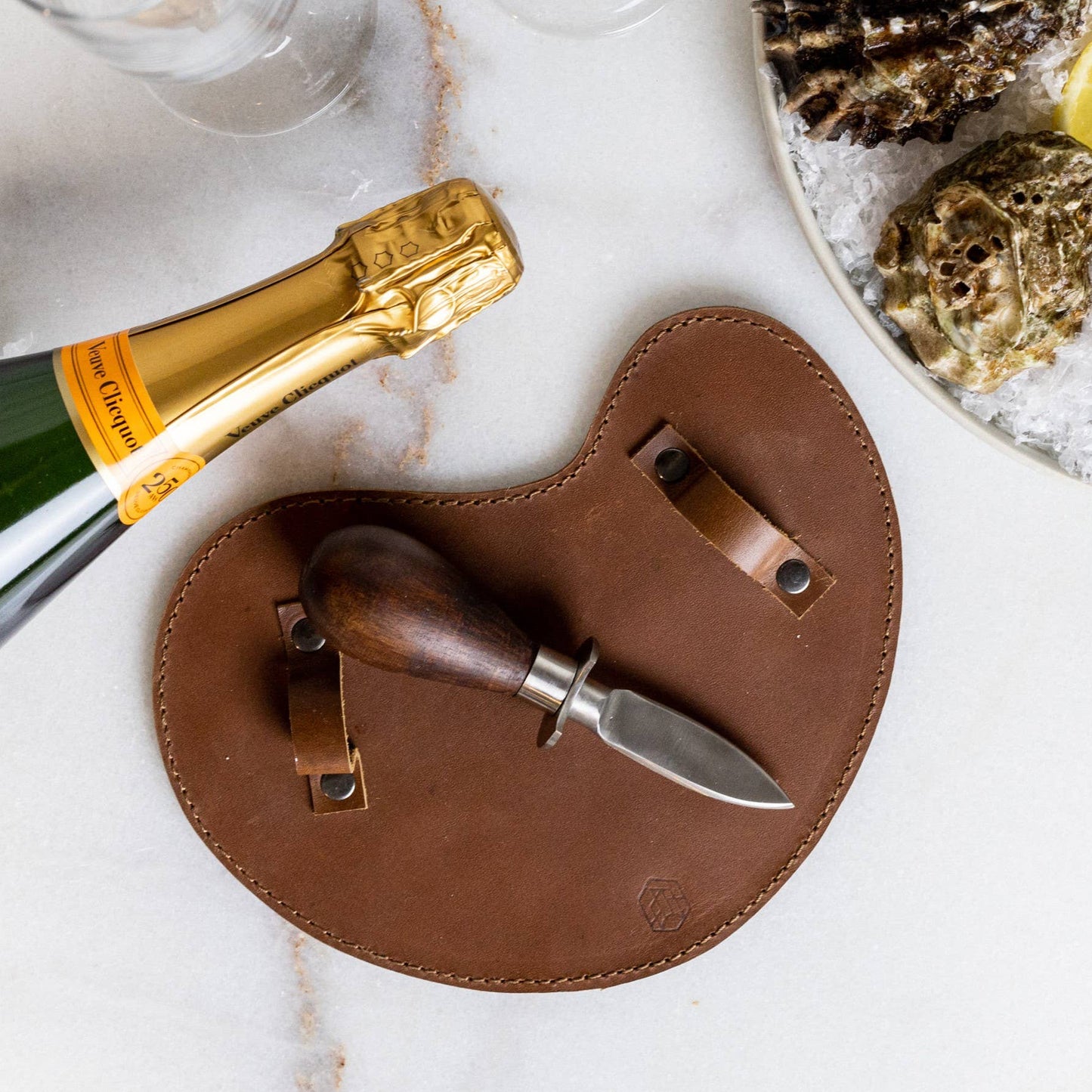 Oestermes met leren handschoen